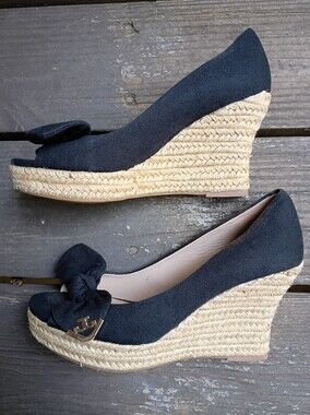 Tory Burch Bow Peep Toe Wedge Espadrilles Canvas Black Gold Shoes Women's Size 6
